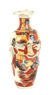 un vase sur lequel figure la photo d'une femme