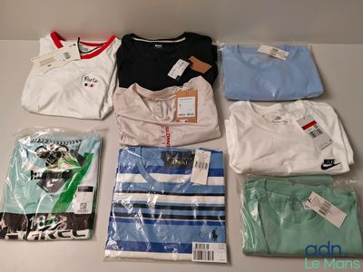 un grand nombre de t-shirts posés sur une table