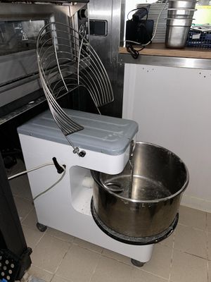 une photo d'une cuisine avec un mixeur et un grand saladier