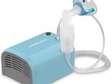 un gros plan d'une machine bleue et blanche équipée d'un tuyau