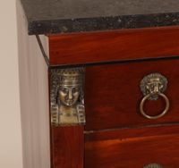 Commode rectangulaire en acajou et placage d'acajou, la faça… (photo 6)