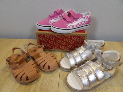 three pairs of todd ' s shoes sitting on a table next to a box