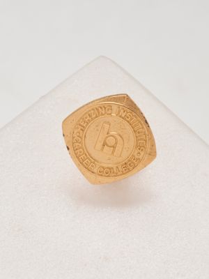 Pins en métal doré d'une école anglaise.