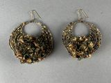 boucles d'oreilles créoles ornées de perles vertes et dorées