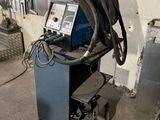 une machine posée sur un chariot dans un garage