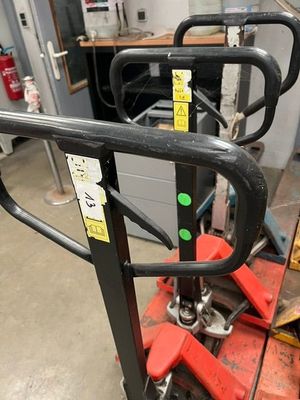 une image d'un chariot élévateur à fourche dans un entrepôt