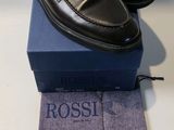 les chaussures sont posées sur la boîte à côté de la cravate