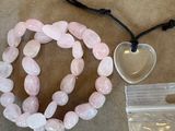 deux bracelets et un collier orné d'un cœur