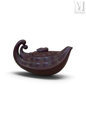 un petit bol orné d'un motif décoratif