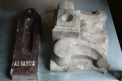 PLAQUE en marbre. On y joint un CENDRIER en terre-cuite émai… - Photo 1