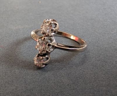 Bague en or blanc ornée de trois diamants ( env entre 0.1 et…