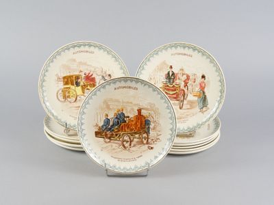 trois assiettes ornées d'une image représentant une calèche