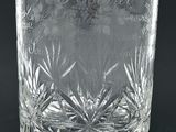 un verre transparent orné d'un motif floral