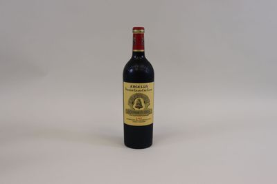 une bouteille de vin posée sur une table