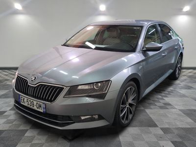 la photo d'une voiture argentée garée dans un garage