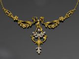 une image représentant un collier en or orné de perles et de fleurs