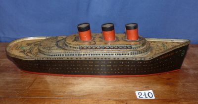 une petite maquette de bateau posée sur une table