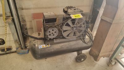 un petit compresseur d'air posé dans un garage