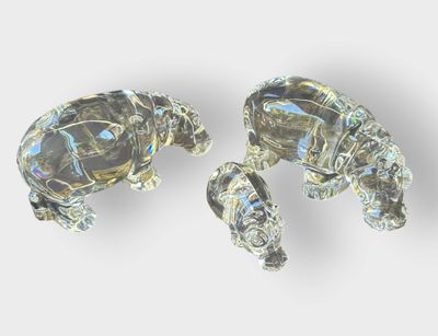 une paire de figurines de tortues en cristal sur fond blanc