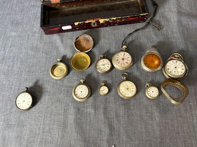 de nombreux types de montres de poche sur la table