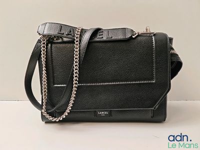 sac à main en cuir noir avec une bandoulière à chaîne et une bandoulière