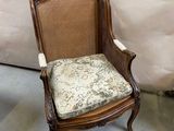 une chaise avec un coussin et une chaise avec un coussin