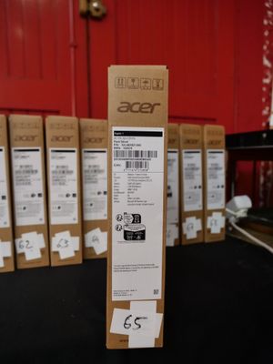 un grand nombre de boîtes posées sur une table
