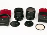 un objectif d'appareil photo, un étui pour appareil photo, un objectif d'appareil photo et un objectif d'appareil photo
