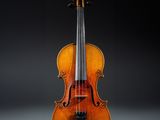un vieux violon posé sur un chevalet, sur fond noir