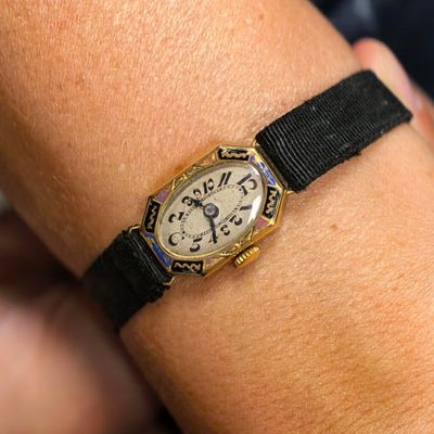 un gros plan du poignet d'une personne portant une montre
