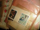 une pile de vieilles cartes postales empilées les unes sur les autres