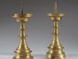 paire de chandeliers anciens en laiton sur fond blanc