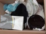 une boîte remplie d'articles pour bébé qui s'y trouvent