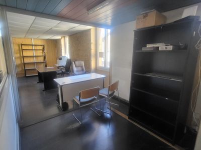 une photo d'une pièce avec un bureau et une bibliothèque