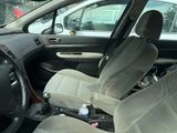 l'intérieur d'une voiture avec les sièges avant rabattus et une bouteille d'eau sur le siège passager