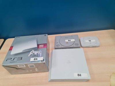 une boîte contenant une manette de jeu et une boîte contenant un jeu