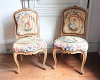 PAIRE DE CHAISES en hêtre mouluré et sculpté de fleurettes à…