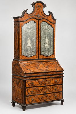 une vieille armoire en bois surmontée d'un miroir