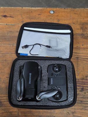 un étui noir contenant une télécommande et d'autres objets