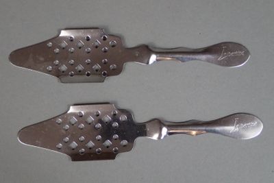 Paire de cuillères à absinthe en métal.