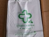 un gros plan sur une boîte de sacs en plastique blancs posée sur une table