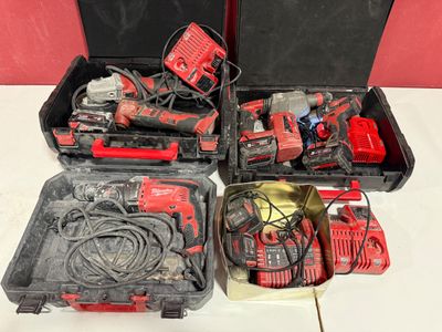 de nombreux outils rangés dans une mallette posée sur la table