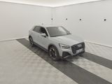 L'Audi Q3 est garée dans un garage dont le sol est à damier.