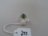 une bague sertie d'une pierre verte et munie d'une étiquette de prix