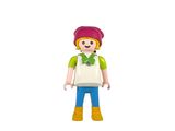une figurine représentant une petite fille avec un chapeau rose et un t-shirt vert