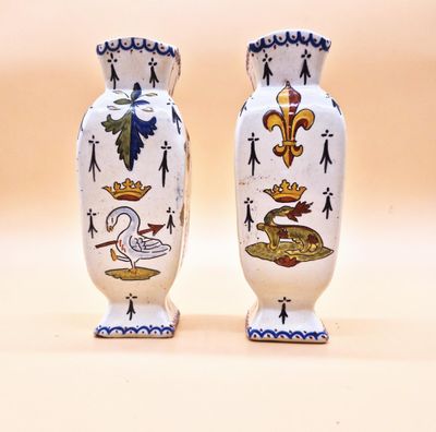 DESVRES. Paire de vases en faïence de grand feu, modèle Bloi…