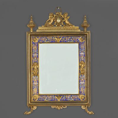 un miroir ouvragé, doté d'un cadre doré et d'un décor bleu et blanc