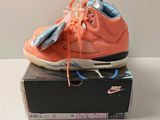 une boîte sur laquelle est posée une paire de chaussures