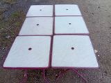 quatre tables posées à même le sol