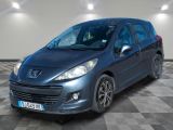 la voiture bleue est garée dans le garage sur le sol en damier